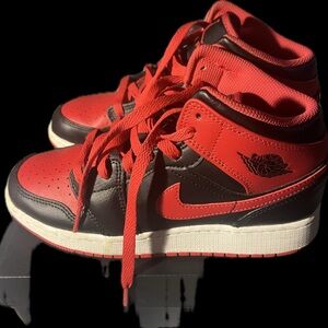 Air Jordan 1 Mid (Black/Fire Red-White) - Youth Sneakers